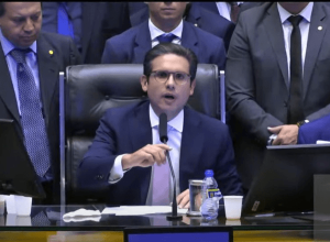 apos-semana-turbulenta,-motta-se-prepara-para-definir-pauta-de-votacoes-desta-semana