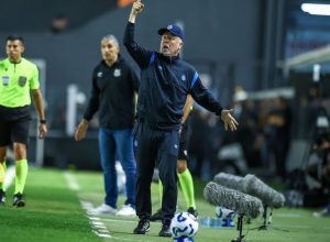 mano-menezes-e-alex-santana-se-desentendem-em-santos-x-gremio;-veja