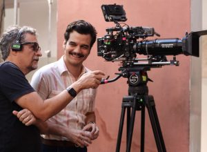 wagner-mora-e-kleber-mendonca-filho-gravam-video-para-agradecer-apoio-de-brasileiros-a-‘o-agente-secreto’