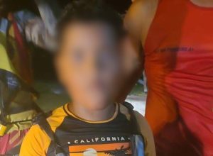 menino-de-10-anos-e-encontrado-com-vida-apos-ficar-8-horas-a-deriva-no-rj
