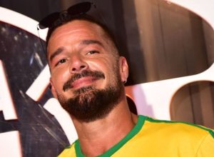ricky-martin-chega-ao-carvaval-do-rio-e-exibe-visao-da-sapucai:-“feliz”