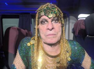 ney-matogrosso-celebra-estreia-na-sapucai:-“doeu-menos-do-que-eu-pensava”