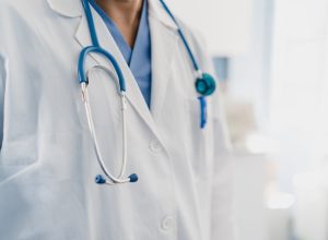 ‘pauta-bomba’:-comissao-do-senado-aprova-aumento-do-piso-salarial-para-medicos-e-dentistas